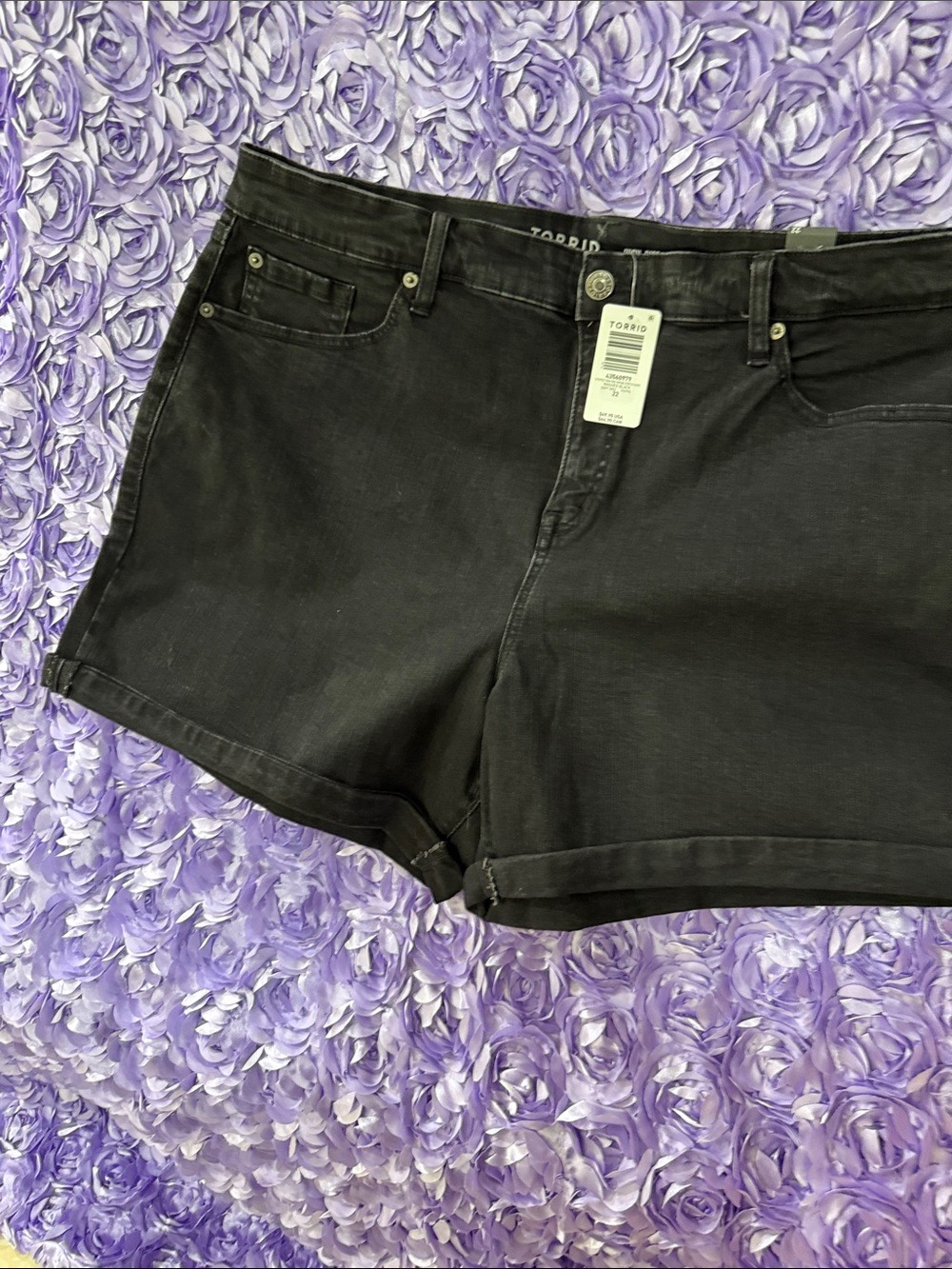 torrid Black Rolled-Hem Stretch Denim Shorts Size 22 NWT